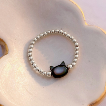 Handmade elastic ring with hypoallergenic black pearl cat face, made in the USA.
