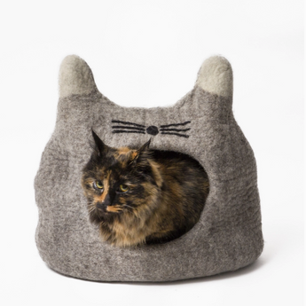 Grey cat head-shaped pet bed made of 100% natural wool blend, perfect for pampering your furry friend.