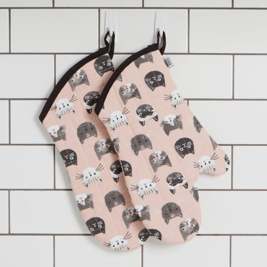 Whimsical oven mitt with grey cat print - A must-have for cat lovers.