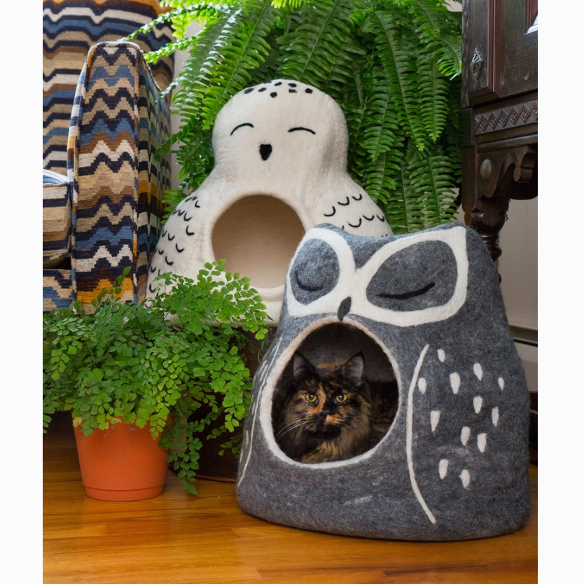 Snug Pet Retreat: Enclosed owl-shaped cat bed made from premium wool.