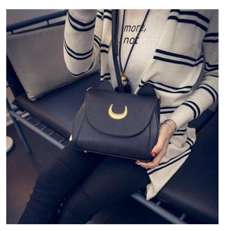 This cat shaped black handbag looks great with many different outfits.